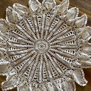 Vintage doily/table scarf approximately 25 inches in diameter white/off white